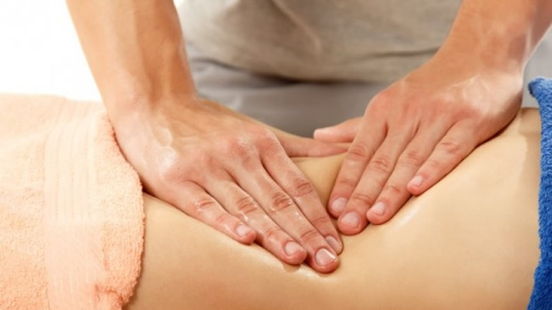 técnica de fisioterapia a massajar costar de um paciente